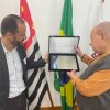 Representantes da empresa MV entregam homenagem ao provedor